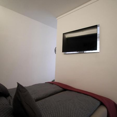 Modern Studio A Belvaros Koezepen Parkoloval- Kata Studioapartman Győr Buitenkant foto