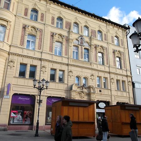 Modern Studio A Belvaros Koezepen Parkoloval- Kata Studioapartman Győr Buitenkant foto