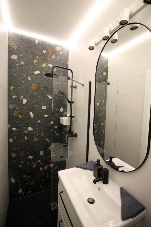 Modern Studio A Belvaros Koezepen Parkoloval- Kata Studioapartman Győr Buitenkant foto