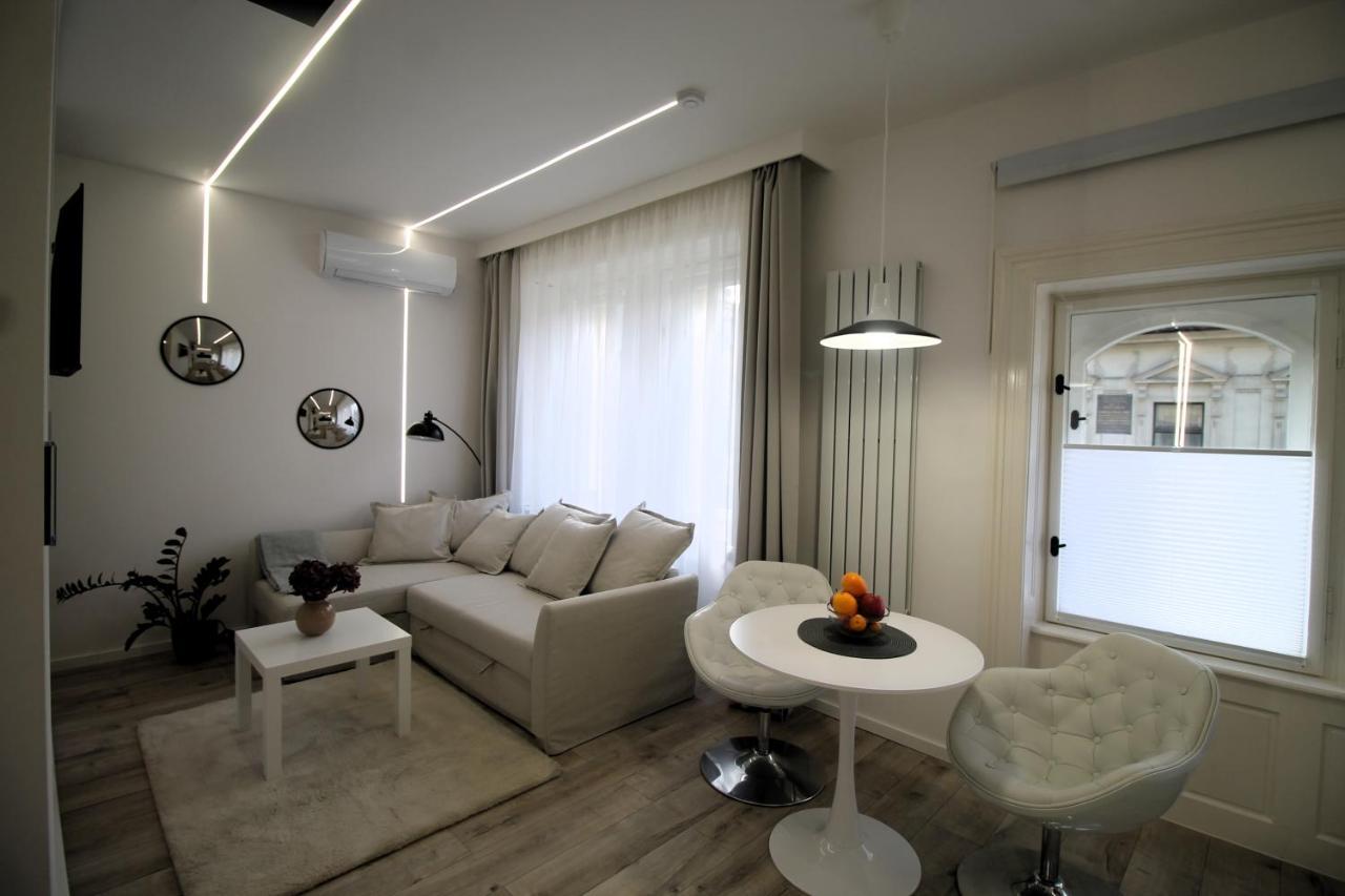 Modern Studio A Belvaros Koezepen Parkoloval- Kata Studioapartman Győr Buitenkant foto