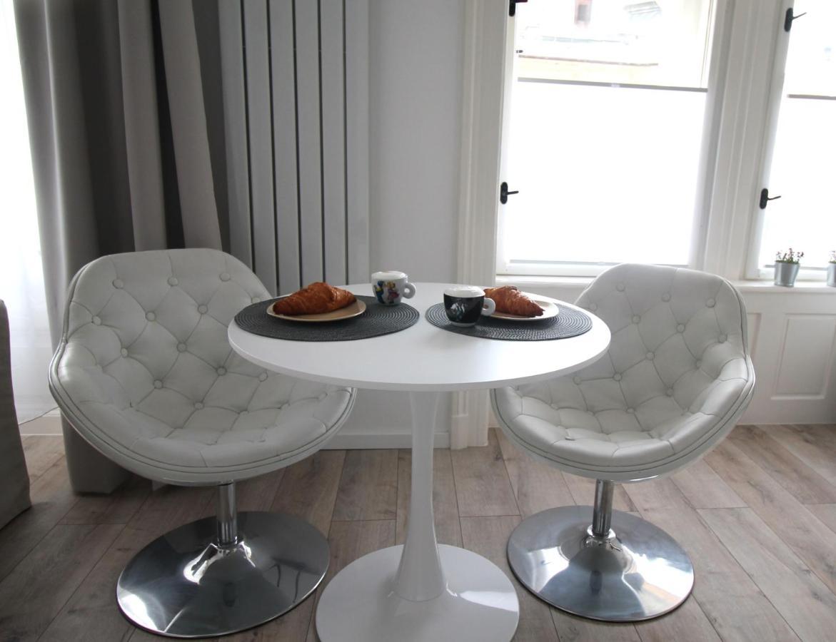 Modern Studio A Belvaros Koezepen Parkoloval- Kata Studioapartman Győr Buitenkant foto
