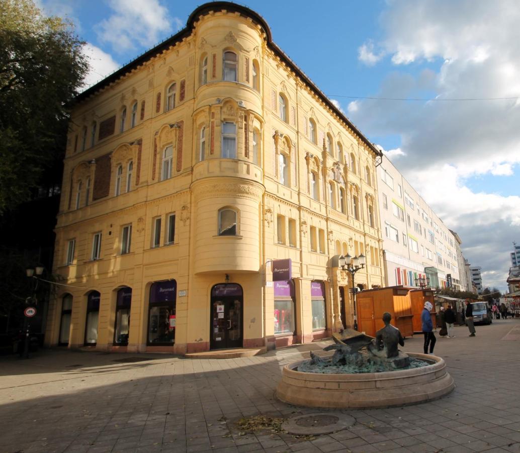 Modern Studio A Belvaros Koezepen Parkoloval- Kata Studioapartman Győr Buitenkant foto