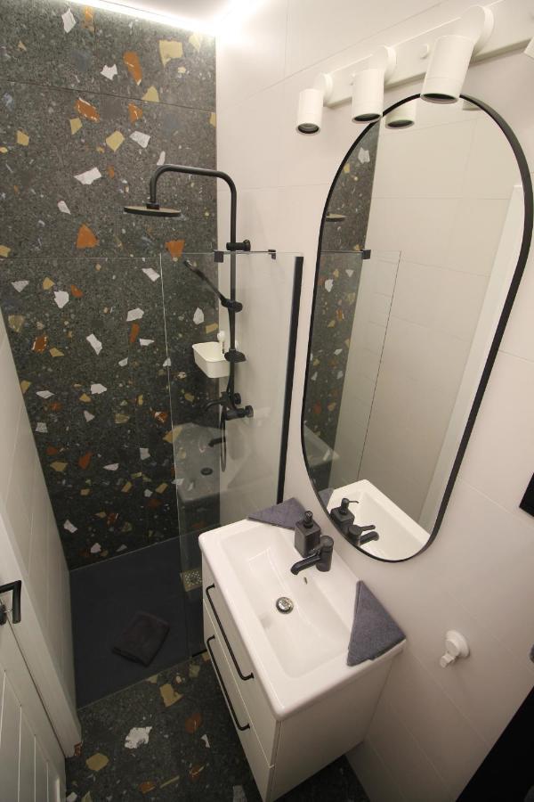 Modern Studio A Belvaros Koezepen Parkoloval- Kata Studioapartman Győr Buitenkant foto