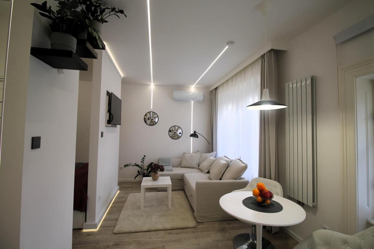 Modern Studio A Belvaros Koezepen Parkoloval- Kata Studioapartman Győr Buitenkant foto