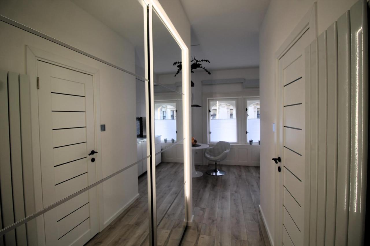 Modern Studio A Belvaros Koezepen Parkoloval- Kata Studioapartman Győr Buitenkant foto